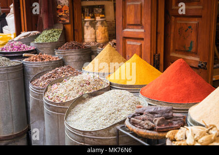 Selezione di spezie su un tradizionale mercato marocchino () souk di Marrakech, Marocco Foto Stock