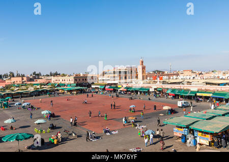 Marrakech, Marocco - 17 dicembre 2017: Piazza Jamaa El Fna piazza del mercato è una famosa piazza e la piazza del mercato della medina di Marrakesh trimestre. Foto Stock