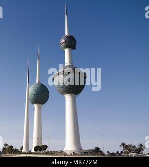 Vista esterna di acqua fresca serbatoio aka Kuwait Towers in Kuwait Foto Stock