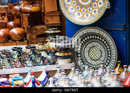 Piastre, tajines e vasi di creta sul souk in Marocco. Foto Stock