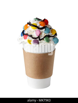 Bere caffè coperto con panna montata, lo sciroppo al cioccolato e caramelle colorate nel bicchiere di carta per andare isolati su sfondo bianco Foto Stock