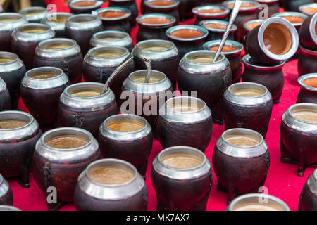 Mate zucche in vendita come souvenir popolari provenienti da Argentina e Uruguay. Foto Stock
