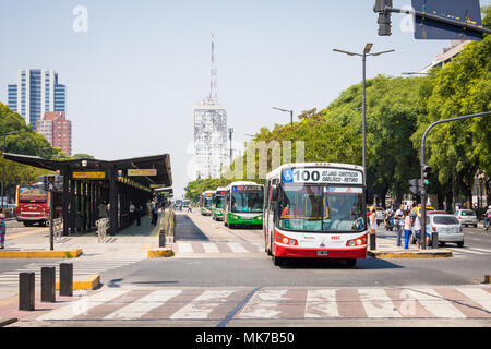 BUENOS AIRES, Argentina - 30 gennaio 2018: 9 luglio Avenue a Buenos Aires, Argentina. Si tratta di una delle principali strade della città. Foto Stock