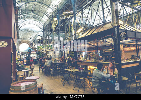 BUENOS AIRES - 31 gennaio 2018 - Interno del tradizionale mercato di San Telmo quartiere di Buenos Aires, Argentina. Foto Stock