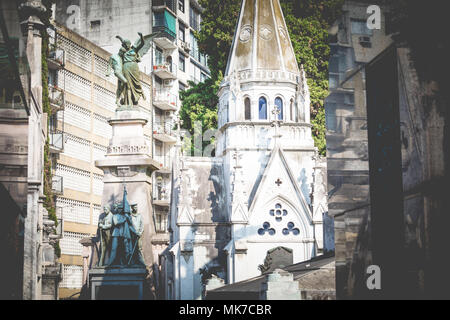 Monumenti a Recoleta cimitero, un cimitero pubblico a Buenos Aires, Argentina. Foto Stock