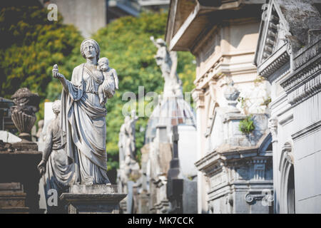 Monumenti a Recoleta cimitero, un cimitero pubblico a Buenos Aires, Argentina. Foto Stock