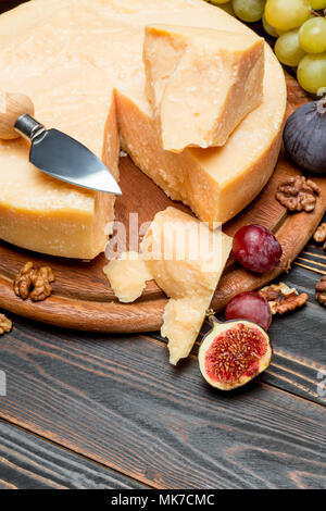 Tutta la testa rotonda di formaggio parmigiano e uva Foto Stock