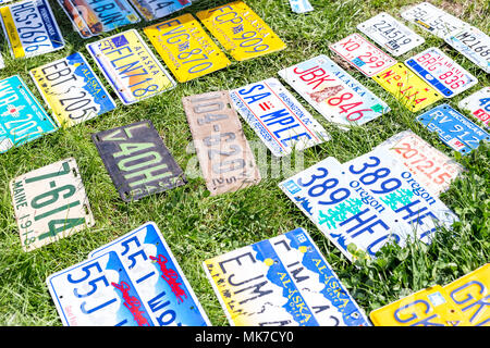 USA diverse auto retrò targhe presso il mercato delle pulci. I veicoli d'epoca i numeri di registrazione giaceva su erba a swap meet. Foto Stock