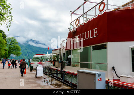 Francia, Annecy - Maggio 01, 2018: barche ormeggiate lungo il lago di Annecy utilizzati per il trasporto di turisti. Foto Stock