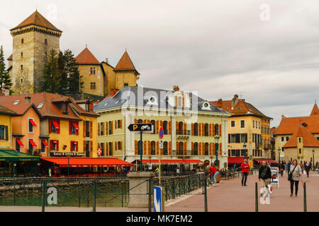 Annecy, Francia - 01 May 2018: città vecchia medievale e la torre del Palais de l'Isle castello sul fiume Thiou in Annecy, Savoia, Francia Foto Stock