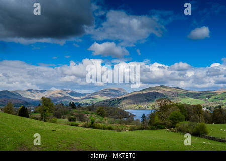 Fairfield Horseshoe, Wansfell Pike e Windermere, visto da vicino ad alta Wray, vicino a Ambleside, Lake District, Cumbria Foto Stock