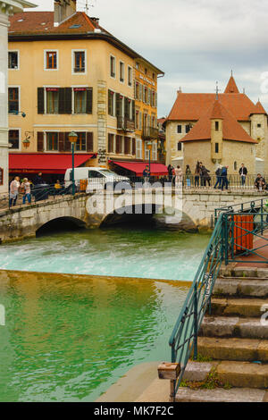 Annecy, Francia - 01 May 2018: città vecchia medievale e la torre del Palais de l'Isle castello sul fiume Thiou in Annecy, Savoia, Francia Foto Stock