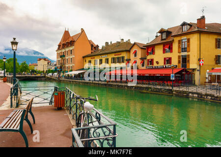 Annecy, Francia - 01 May 2018: città vecchia medievale e la torre del Palais de l'Isle castello sul fiume Thiou in Annecy, Savoia, Francia Foto Stock