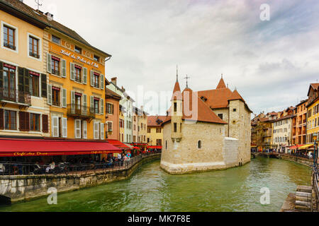 Annecy, Francia - 01 May 2018: città vecchia medievale e la torre del Palais de l'Isle castello sul fiume Thiou in Annecy, Savoia, Francia Foto Stock