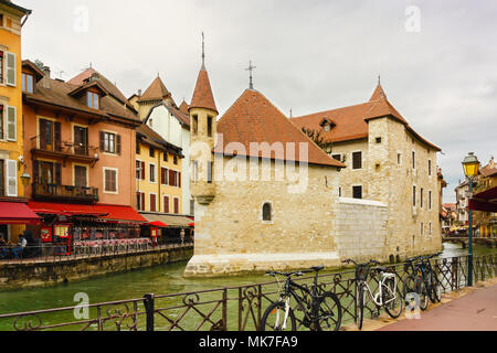 Annecy, Francia - 01 May 2018: città vecchia medievale e la torre del Palais de l'Isle castello sul fiume Thiou in Annecy, Savoia, Francia Foto Stock