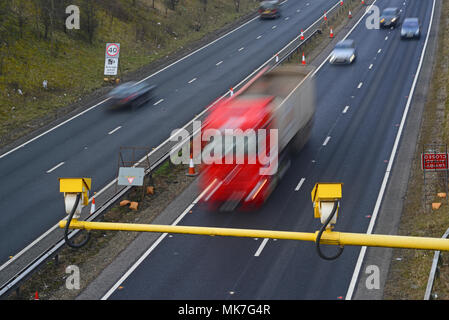 Il traffico che passa la velocità media telecamere stradali leeds Yorkshire Regno Unito Foto Stock