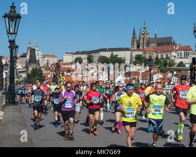 Praga, Repubblica Ceca - 6 Maggio 2018: il gruppo guide su Volkswagen Marathon Praga, Repubblica Ceca. Il migliore del mondo per i corridori della maratona nel condurre il w Foto Stock