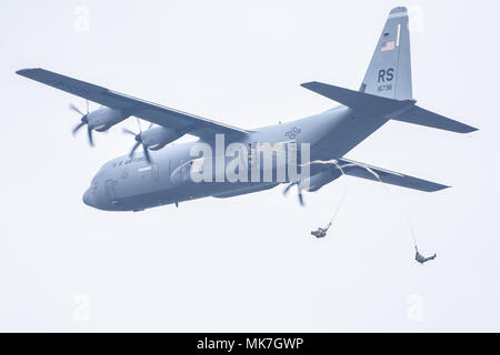 KOVIN, Serbia -- i paracadutisti da Grado Co. 2a Bn., 503rd Reggimento di Fanteria, 173rd Airborne Brigade condurre un Airborne inserimento esercizio con i paracadutisti dall esercito serbo's 63a Brigata paracadute durante l'esercizio Double Eagle 17. Esercizio Double Eagle è una azienda multi-nazionale a livello di inserimento airborne esercizio che intendono migliorare il rapporto tra gli Stati Uniti e Serbia, e rafforzare la sicurezza regionale. Foto Stock