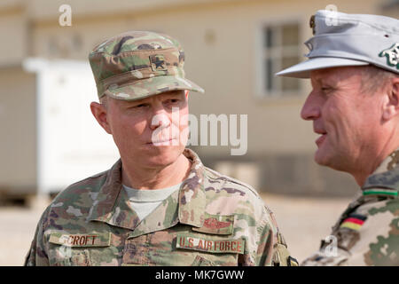 Stati Uniti Air Force Brig. Gen. Andrew A. Croft vice comandante generale di aria combinata forze congiunte terra comando di componente - Funzionamento inerenti risolvere parla con un ufficiale dell'esercito tedesco prima di rivedere l'esercito italiano per la formazione di coalizione nei pressi di Erbil, Iraq nov. 7, 2017. Questa formazione fa parte del complesso di Combined Joint Task Force - Funzionamento inerenti risolvere la costruzione di capacità del partner di missione che si concentra sulla formazione e migliorare la capacità di partnership forze che lottano ISIS. CJTF-funzione OIR è la coalizione globale per sconfiggere ISIS in Iraq e la Siria. (U.S. Esercito foto di Sgt. Tracy McKithern) Foto Stock