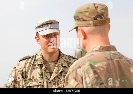 Stati Uniti Air Force Brig. Gen. Andrew A. Croft vice comandante generale di aria combinata forze congiunte terra comando di componente - Funzionamento inerenti risolvere parla con un ufficiale dell'esercito tedesco prima di rivedere l'esercito italiano per la formazione di coalizione nei pressi di Erbil, Iraq nov. 7, 2017. Questa formazione fa parte del complesso di Combined Joint Task Force - Funzionamento inerenti risolvere la costruzione di capacità del partner di missione che si concentra sulla formazione e migliorare la capacità di partnership forze che lottano ISIS. CJTF-funzione OIR è la coalizione globale per sconfiggere ISIS in Iraq e la Siria. (U.S. Esercito foto di Sgt. Tracy McKithern) Foto Stock