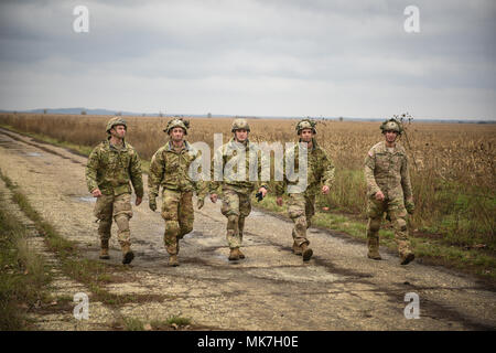 KOVIN, Serbia -- i paracadutisti da Grado Co. 2a Bn., 503rd Reggimento di Fanteria, 173rd Airborne Brigade tornare all'area di responsabilità dopo il completamento di un salto in volo durante l'esercizio Double Eagle 17. Esercizio Double Eagle è una azienda multi-nazionale a livello di inserimento airborne esercizio che intendono migliorare il rapporto tra gli Stati Uniti e Serbia, e rafforzare la sicurezza regionale. Foto Stock