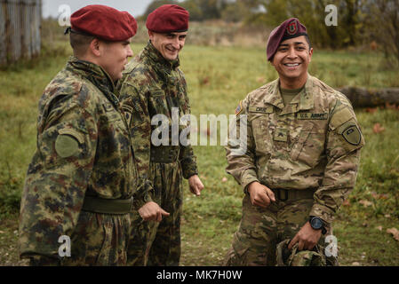 KOVIN, Serbia -- i paracadutisti da Grado Co. 2a Bn., 503rd Reggimento di Fanteria, 173rd Airborne Brigade scambi di patch con i paracadutisti dall esercito serbo's 63a Brigata paracadute durante l'esercizio Double Eagle 17. Esercizio Double Eagle è una azienda multi-nazionale a livello di inserimento airborne esercizio che intendono migliorare il rapporto tra gli Stati Uniti e Serbia, e rafforzare la sicurezza regionale. Foto Stock