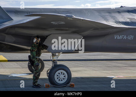 Stati Uniti Marine Corps Cpl. Laren Kenison, un meccanico powerline con Marine Fighter Attack Squadron (VMFA) 121, controlla la parte esterna di un F-35B Lightning II mentre indossa la missione orientata postura di protezione Livello di marcia quattro durante una calda di fare rifornimento di carburante esercizio al Marine Corps Air Station Iwakuni, Giappone, nov. 15, 2017. L'esercizio di treni Marines per mantenere gli aerei nella lotta mentre si lavora all'interno simulato un ambiente pericoloso, e permette di Marines ad affinare le loro procedure operative standard e nel contempo familiarizzare il loro funzionamento in marcia non sono utilizzati a. (U.S. Marine Corps foto di Cpl. Carl Foto Stock