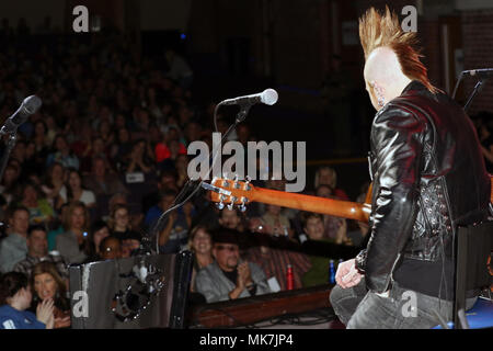 I membri del pubblico applaudire la Country Music Artista Gary Jannaman durante la nona edizione del Guitar tirare a bordo Marine Corps Air Station Cherry Point, N.C., nov. 15, 2017. Quasi 1.800 marines, i marinai e i membri della comunità si sono riuniti per ascoltare i vari artisti di musica country eseguire. Tra quelli che eseguono erano Walker Hayes, Tyler Farr, Brooke Eden, Craig Campbell e Granger Smith. (U.S. Marine Corps foto di PFC. Andrew re/ rilasciato) Foto Stock