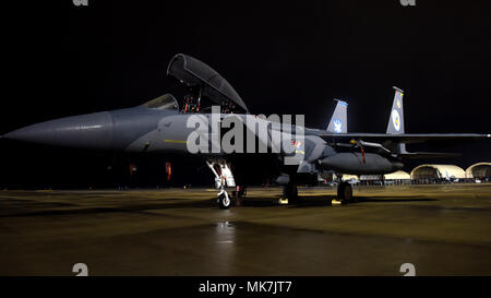 Una quarta Fighter Wing F-15E Strike Eagle heritage schema di verniciatura velivolo è posizionato sulla linea volo di fronte hangar, nov. 8, 2017, presso Seymour Johnson Air Force Base in North Carolina. Lo Strike Eagle è stata dipinta in onore del 4° Fighter Wing il settantacinquesimo anniversario e saranno conservati per un anno. (U.S. Air Force foto di Airman 1. Classe Miranda A. Loera) Foto Stock