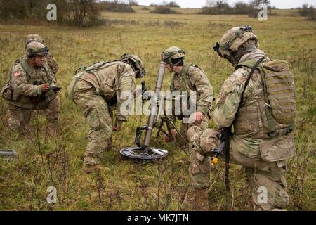 Una squadra di mortaio in Apache truppa, 1° Stormo, 2d reggimento di cavalleria, pratiche di un drill incendio con loro M224 60mm sistema di mortaio durante lo spirito alleate VII al settimo Esercito di formazione del comando Hohenfels Area Formazione, Germania nov. 16, 2017. Mortarmen può spostare e posizionare il loro sistema poi il fuoco rapidamente e con precisione sul campo di battaglia. Allied spirito è un U.S. Esercito Europa-diretto, 7ATC-condotta multinazionale serie esercizio designato per sviluppare e rafforzare le nazioni della NATO di interoperabilità e disponibilità. Foto Stock