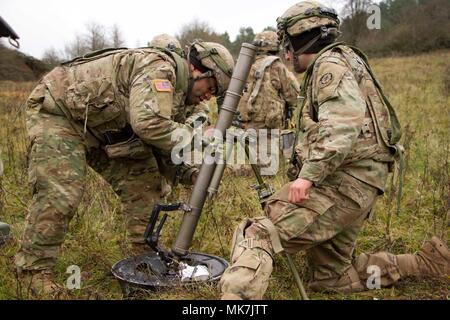 Una squadra di mortaio in Apache truppa, 1° Stormo, 2d reggimento di cavalleria, pratiche di un drill incendio con loro M224 60mm sistema di mortaio durante lo spirito alleate VII al settimo Esercito di formazione del comando Hohenfels Area Formazione, Germania nov. 16, 2017. Mortarmen può spostare e posizionare il loro sistema poi il fuoco rapidamente e con precisione sul campo di battaglia. Allied spirito è un U.S. Esercito Europa-diretto, 7ATC-condotta multinazionale serie esercizio designato per sviluppare e rafforzare le nazioni della NATO di interoperabilità e disponibilità. Foto Stock