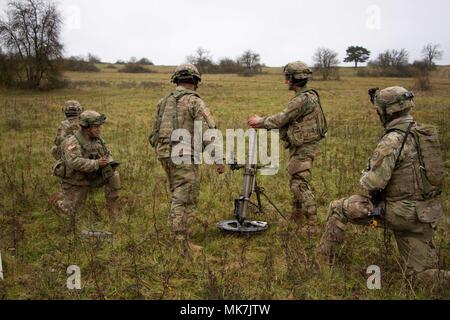 Una squadra di mortaio in Apache truppa, 1° Stormo, 2d reggimento di cavalleria, pratiche di un drill incendio con loro M224 60mm sistema di mortaio durante lo spirito alleate VII al settimo Esercito di formazione del comando Hohenfels Area Formazione, Germania nov. 16, 2017. Mortarmen può spostare e posizionare il loro sistema poi il fuoco rapidamente e con precisione sul campo di battaglia. Allied spirito è un U.S. Esercito Europa-diretto, 7ATC-condotta multinazionale serie esercizio designato per sviluppare e rafforzare le nazioni della NATO di interoperabilità e disponibilità. Foto Stock