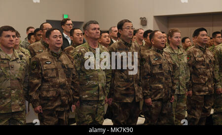 I partecipanti cantano durante la cerimonia di apertura del 2017 U.S. - La Cina la gestione del disastro di Exchange a Camp Rilea, Ore., nov. 16 2017. L annuale esercito degli Stati Uniti del Pacifico (USARPAC) la cooperazione in materia di sicurezza evento con l'Esercito di Liberazione del Popolo (PLA) è un occasione per condividere le lezioni apprese al fine di aumentare la capacità di rispondere alle catastrofi naturali nella regione del Pacifico. (U.S. Air Force foto di Nathan H. Barbour) Foto Stock