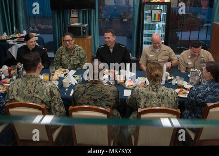 171117-N-FR671-0023 San Diego, CA. (Nov. 17, 2017) Capo di operazioni navali (CNO) Adm. John Richardson mangia colazione con i marinai dalla base navale di regione sud-ovest presso la base navale di Point Loma. Il CNO è a San Diego per partecipare a una flotta di conferenza di sincronizzazione con Marina senior leadership da tutto il mondo. (U.S. Foto di Marina di Massa lo specialista di comunicazione 2a classe Jonathan A. Colon/rilasciato) Foto Stock