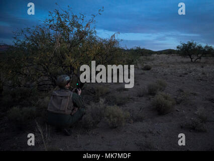 Un isolato del personale Relazioni di sé la sua posizione nelle vicinanze di attività durante un ripristino del personale di formazione missionaria per l'angelo Thunder esercizio nell'Arizona meridionale il 9 novembre 14, 2017. Angelo Thunder è una di due settimane, Air Combat Command-sponsorizzato, joint certificata e accreditata il recupero del personale è stata incentrata sulla ricerca e soccorso. Questo esercizio è progettato per fornire corsi di formazione per il personale il recupero degli asset usando una varietà di scenari per simulare condizioni di distribuzione e gli imprevisti. (U.S. Air Force photo by Staff Sgt. Andrew Lee) Foto Stock