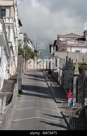 Stretta strada ripida nel centro storico della città di Quito, Ecuador. Foto Stock