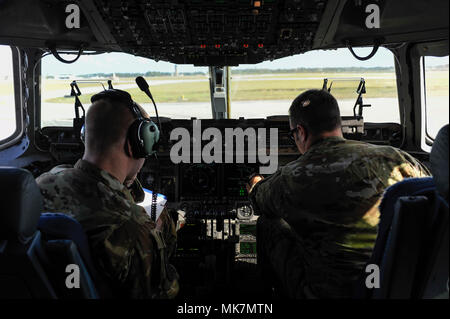 Il Mag. Benjamin Buxton, destro e 1Lt. Casey Larson, sinistra, XVI Airlift Squadron, 437th Airlift Wing piloti, eseguire il preflight di controlli da eseguire prima di una missione a sostegno delle operazioni di ricerca e salvataggio in Argentina, nov. 18, 2017. Base comune del charleston sforzi stanno aiutando gli aiuti per la ricerca e il salvataggio dell'A.R.A. San Juan, un argentino sottomarino della marina che sono scomparsi nov. 15, 2017. Come parte del supporto, due C-17 Globemaster IIIs e uno C-5M Super Galaxy di mobilità in aria sono di comando erogazione necessaria attrezzatura ed esperienza per assistere un partner nazione. Il primo volo da base comune Charleston è Foto Stock