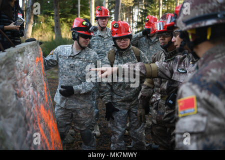 I partecipanti discutono su metodi di foratura durante il 2017 U.S. - La Cina la gestione del disastro di Exchange a Camp Rilea, Ore., nov. 18. L annuale esercito degli Stati Uniti del Pacifico (USARPAC) la cooperazione in materia di sicurezza evento con l'Esercito di Liberazione del Popolo (PLA) è un occasione per condividere le lezioni apprese tra USARPAC e il PLA al fine di aumentare la capacità di rispondere alle catastrofi naturali nella regione del Pacifico. (U.S. Air Force foto di Nathan H. Barbour) Foto Stock