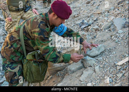 Un Commando afghani engineer posizionare una carica esplosiva durante la demolizione della formazione di Camp Commando, Kabul, Afghanistan, nov. 20, 2017. Più di 4.000 esercito nazionale afghano i soldati ricevono formazione Commando nei prossimi sei mesi come delineato nel 2020 afgano Road Map. La pietra angolare della Afghan 2020 Mappa stradale è di raddoppiare le dimensioni delle speciali afghano delle forze di sicurezza nel corso dei prossimi quattro anni. (U.S. Air Force foto di Senior Airman Sean Carnes) Foto Stock