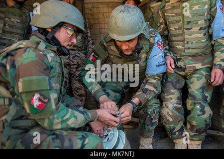 Commando afghani ingegneri posizionare cavo di detonazione in un sistema di accensione che durante la demolizione della formazione di Camp Commando, Kabul, Afghanistan, nov. 20, 2017. Commando di Camp è in Afghanistan del premier per le operazioni speciali del centro di formazione. Più di 4.000 esercito nazionale afghano i soldati ricevono formazione Commando nei prossimi sei mesi come delineato nel 2020 afgano Road Map. La pietra angolare della Afghan 2020 Mappa stradale è di raddoppiare le dimensioni delle speciali afghano delle forze di sicurezza nel corso dei prossimi quattro anni. (U.S. Air Force foto di Senior Airman Sean Carnes) Foto Stock