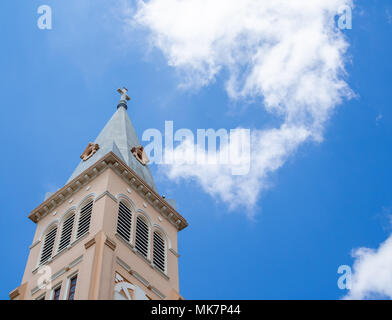 Parte superiore del tetto chiesa con la croce della Cattedrale di San Nicola e cielo blu con spazio di Dalat, Vietnam Foto Stock