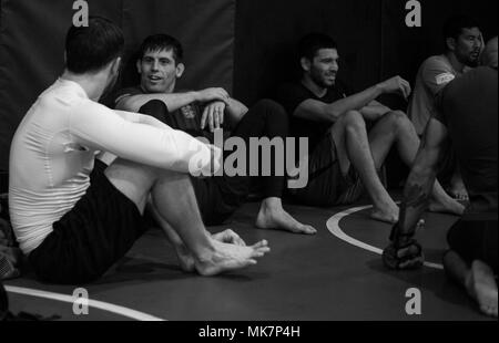 Il personale Sgt. Tyler McGuire, 66Training Squadron operations NCO in carica della combat rescue officer corso, si siede con il suo compagno di mixed martial arts fighters durante la formazione a Spokane, Washington, nov. 14, 2017. McGuire ha preso due anni fuori da MMA quando si unisce la forza aerea di concentrarsi sulla formazione. Dopo la sistemazione qui a Fairchild, ha collegato con Rick poco, proprietario e allenatore di Sik Jitsu, e ha iniziato a treno di nuovo. (U.S. Air Force foto/Senior Airman Sean Campbell) Foto Stock