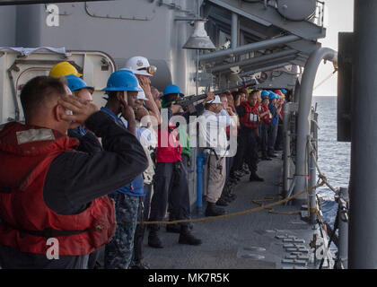 171115-N-MZ078-284 OCEANO PACIFICO (nov. 15, 2017) da bombardieri Mate 3° di classe Abramo Garcia, da El Paso, Texas, spara un colpo la linea a bordo della Ticonderoga-class guidato-missili cruiser USS Lake Erie (CG 70) durante un rifornimento in mare con il Henry J. Kaiser-class flotta oliatore di rifornimento USNS Pecos (T-AO 197). Il lago Erie è su un pianificate regolarmente, distribuzione indipendente, attualmente nel 7 ° Flotta area di operazioni a sostegno della collettiva degli interessi marittimi dei paesi alleati e partner in Indo-Asia-Pacifico. (U.S. Foto di Marina di Massa lo specialista di comunicazione di terza classe Lucas T. Hans) Foto Stock