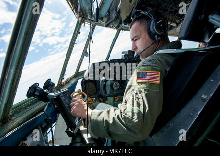 Col. Carlos Borges, comandante della 198th Airlift squadron, piloti un ...