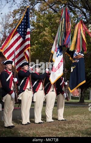 Il 3d U.S. Infantry Regiment (The Old Guard) è l'unità cerimoniale ufficiale dell'esercito degli Stati Uniti e il più antico reggimento di fanteria in servizio attivo. Il 21 novembre 2017, i soldati assegnati alla Continental Color Guard sostennero la cerimonia di inaugurazione del monumento della Old Guard al Town Hall Field, Joint base Myer-Henderson Hall, Virginia. L'immagine d'archivio documenta gli onori cerimoniali condotti per il progetto memoriale del reggimento. Foto Stock
