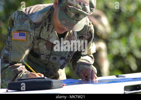 SCHOFIELD caserma, Hawaii - Staff Sgt. Zuleyka Negron, un consigliere di carriera con il primo battaglione, 27 Reggimento di Fanteria, 2° Brigata Team di combattimento, XXV divisione di fanteria, tenute punti sulla sua mappa 15 Novembre durante il venticinquesimo Inf. Div. Carriera Consigliere dell'anno di competizione. La Carriera Consigliere dell'anno di competizione è stato progettato per l'unità di prova consigliere di carriera delle competenze, fisica e conoscenze nel loro campo di carriera. (U.S. Esercito foto di Sgt. Ian Ives, XXV Supporto Brigata Affari pubblici /rilasciato) Foto Stock