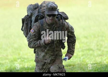 SCHOFIELD caserma, Hawaii - Staff Sgt. Shawn Brown, una ritenzione sottufficiale con 1° Battaglione, 27 Reggimento di Fanteria, 2° Brigata Team di combattimento, XXV divisione di fanteria, corse verso la linea di finitura 15 Novembre durante il venticinquesimo Inf. Div. Carriera Consigliere dell'anno di competizione. La Carriera Consigliere dell'anno di competizione è stato progettato per l'unità di prova consigliere di carriera delle competenze, fisica e conoscenze nel loro campo di carriera. (U.S. Esercito foto di Sgt. Ian Ives, XXV Supporto Brigata Affari pubblici /rilasciato) Foto Stock