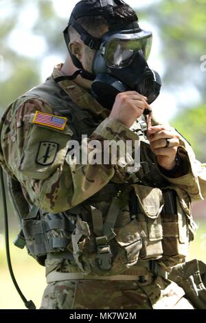 SCHOFIELD caserma, Hawaii - Staff Sgt. Shawn Brown, una ritenzione sottufficiale con 1° Battaglione, 27 Reggimento di Fanteria, 2° Brigata Team di combattimento, XXV divisione di fanteria, indossa la sua maschera a gas 15 Novembre durante il venticinquesimo Inf. Div. Carriera Consigliere dell'anno di competizione. La Carriera Consigliere dell'anno di competizione è stato progettato per l'unità di prova consigliere di carriera delle competenze, fisica e conoscenze nel loro campo di carriera. (U.S. Esercito foto di Sgt. Ian Ives, XXV Supporto Brigata Affari pubblici /rilasciato) Foto Stock