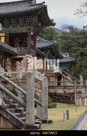 Imponente facciata di Bulguksa Tempio, un capolavoro di architettura di Silla e muratura in pietra, il tempio di testa di Jogye del Buddismo in Corea del Sud. Foto Stock