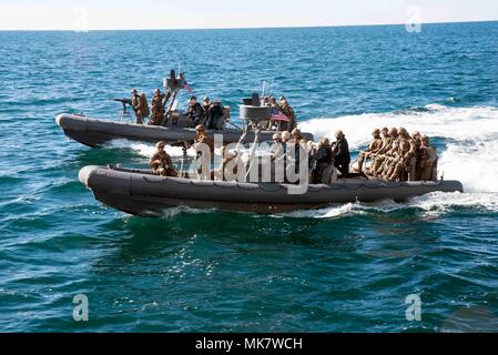 Oceano atlantico (nov. 20, 2017) due 11-metro Navy Special Warfare Rigid Inflatable Boats, attaccato al trasporto anfibio dock nave USS New York (LPD 21), prepararsi a bordo della flotta oliatore di rifornimento USNS Bighorn (T-AO 198) come parte di una visita, scheda, ricerca e sequestro trapano. New York, componenti di Iwo Jima Amphibious Ready Group e la ventiseiesima Marine Expeditionary Unit stanno conducendo un composito combinato unità di addestramento di esercizio che è il culmine della formazione per la Navy-Marine Corps team e certificherà per la distribuzione. (U.S. Foto di Marina di Massa lo specialista di comunicazione 2 Foto Stock